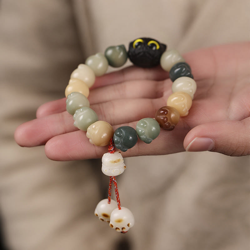 Bodhi Ebenholz Katzen Armband mit Glücksperlen an der Hand getragen
