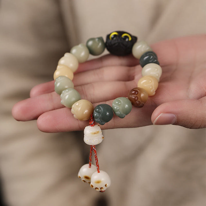 Bodhi Ebenholz Katzen Armband mit Glücksperlen an der Hand getragen