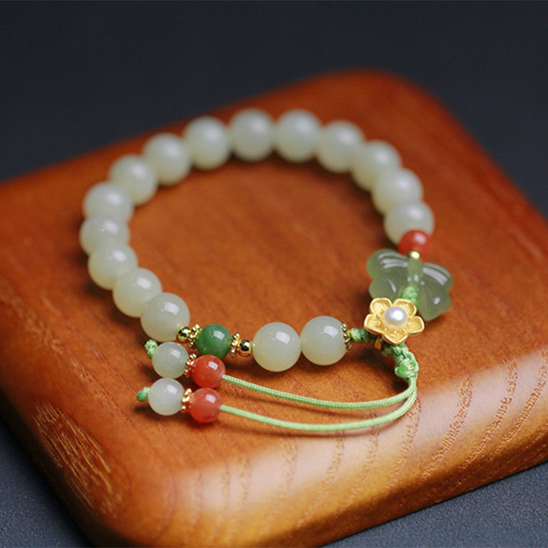 Jade Armband mit Schmetterling Charm, weiße Perlen grüne Akzente elegant.