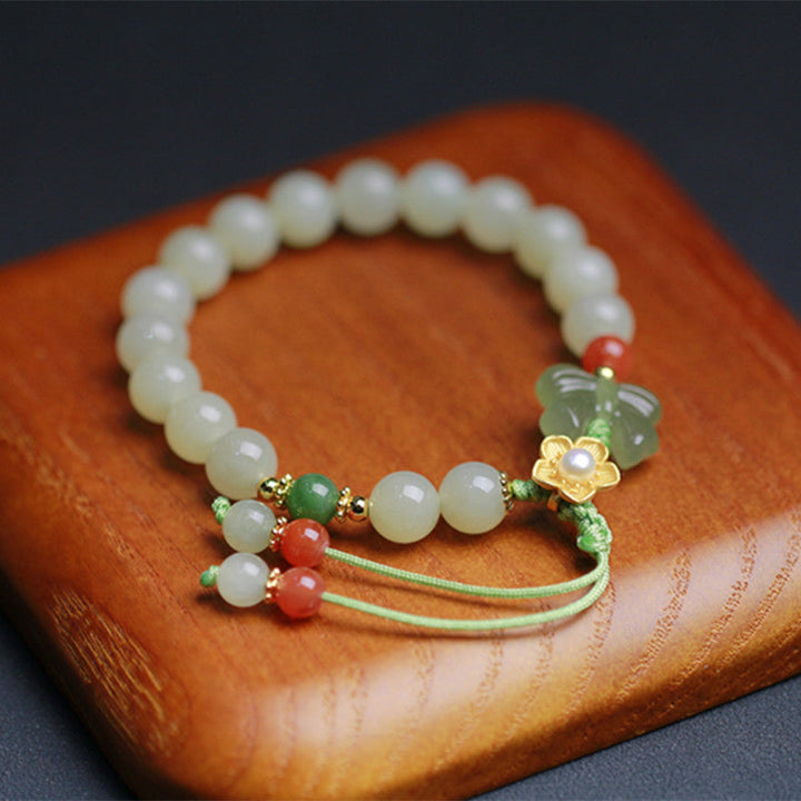 Jade Armband mit Schmetterling Charm, weiße Perlen grüne Akzente elegant.