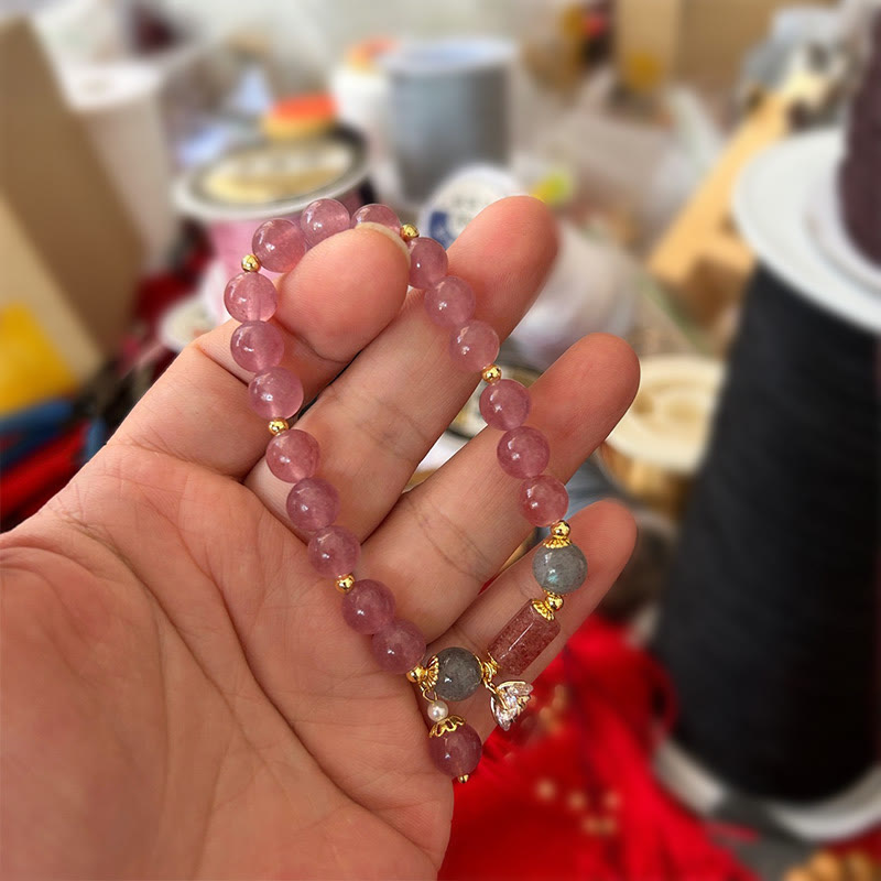 Armband Erdbeerquarz – Segen mit goldenen Perlen am Handgelenk getragen
