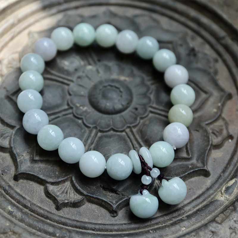 Jade Armband mit weißen Perlen und dekorativer Quaste elegantes Design.