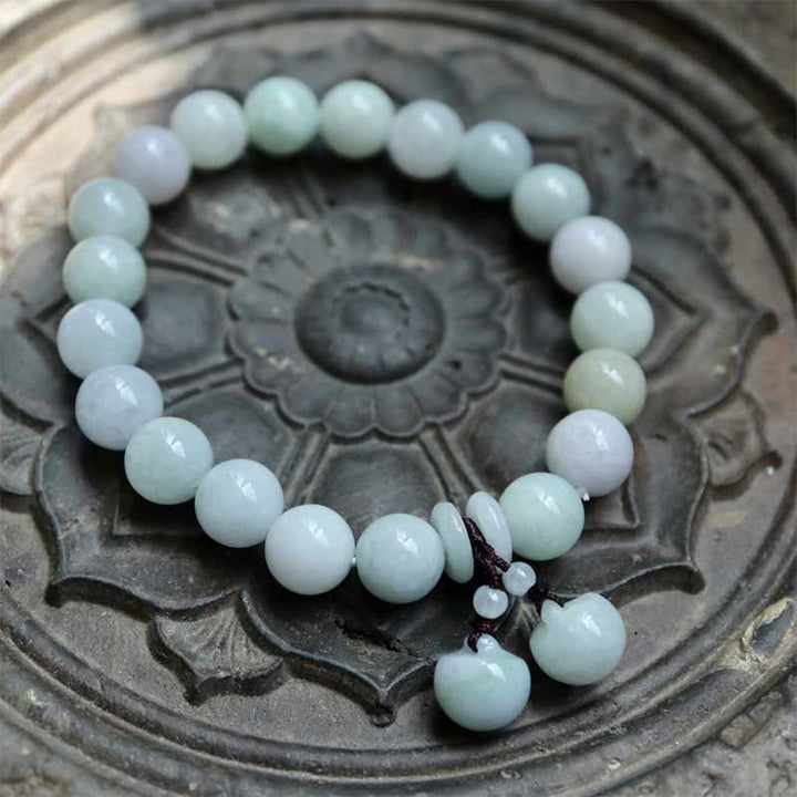 Jade Armband mit weißen Perlen und dekorativer Quaste elegantes Design.