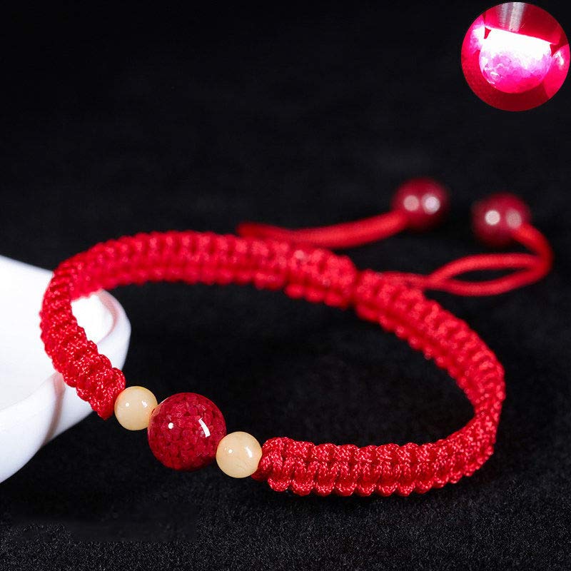 Rotes Armband Zinnober – Segen mit Perlen am Handgelenk getragen Nahaufnahme