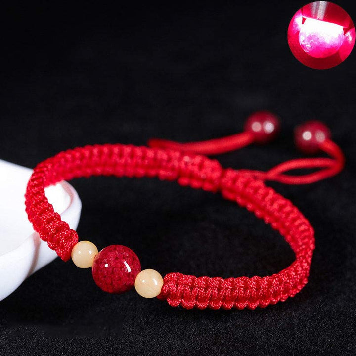 Rotes Armband Zinnober – Segen mit Perlen am Handgelenk getragen Nahaufnahme