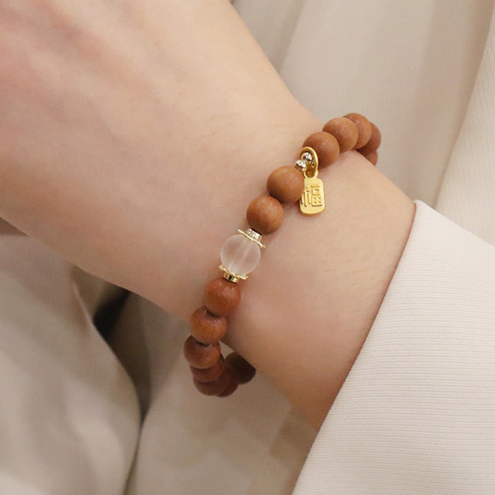 Armband Sandelholz Fu-Zeichen Schutz mit Rosenquarz elegant am Handgelenk