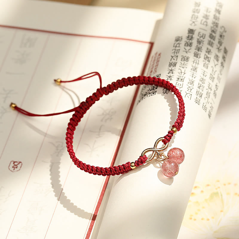 Rotes Armband Erdbeerquarz mit goldfarbenen Perlen elegant.