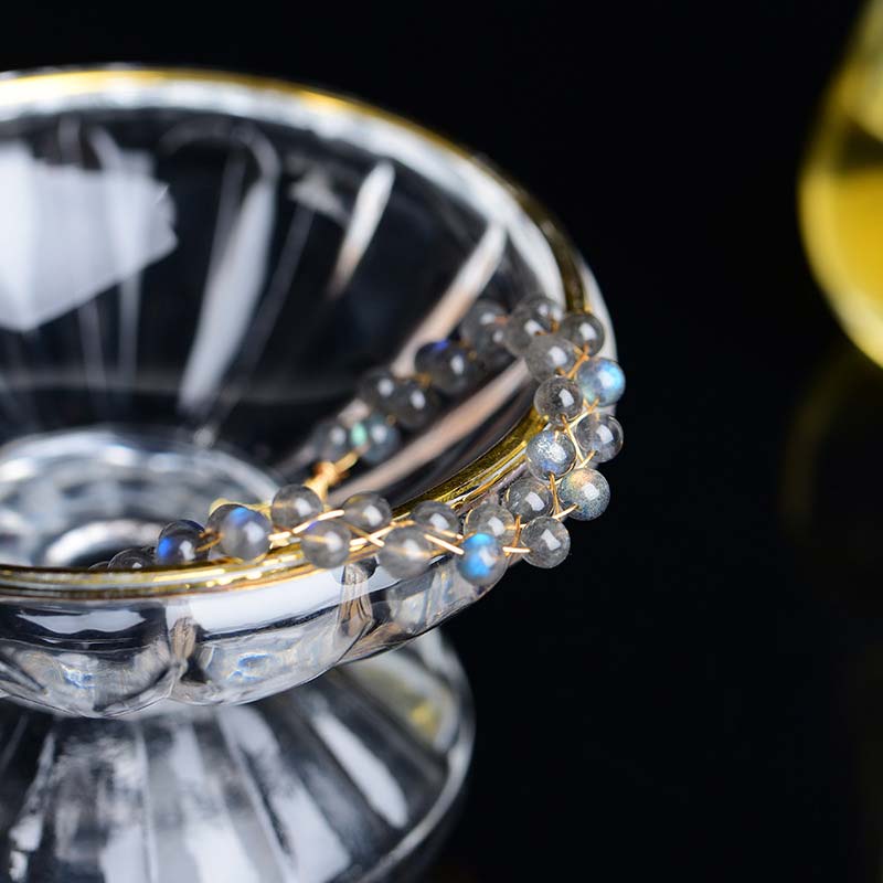 Mondstein Armband Nahaufnahme mit glänzenden Perlen, goldener Fassung, eleganter Schmuck