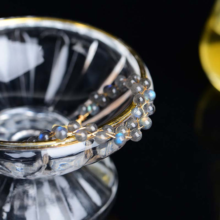 Mondstein Armband Nahaufnahme mit glänzenden Perlen, goldener Fassung, eleganter Schmuck