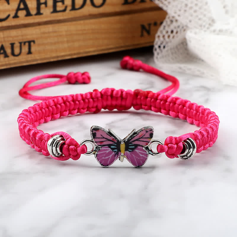 Armband Schmetterling – Liebe mit rosa Kordel und Schmetterlingsanhänger Nahaufnahme