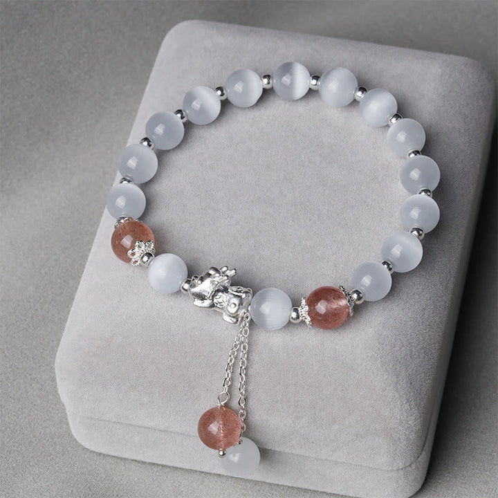 Armband Erdbeerquarz Mondstein Pixiu elegantDisplayständer präsentiert