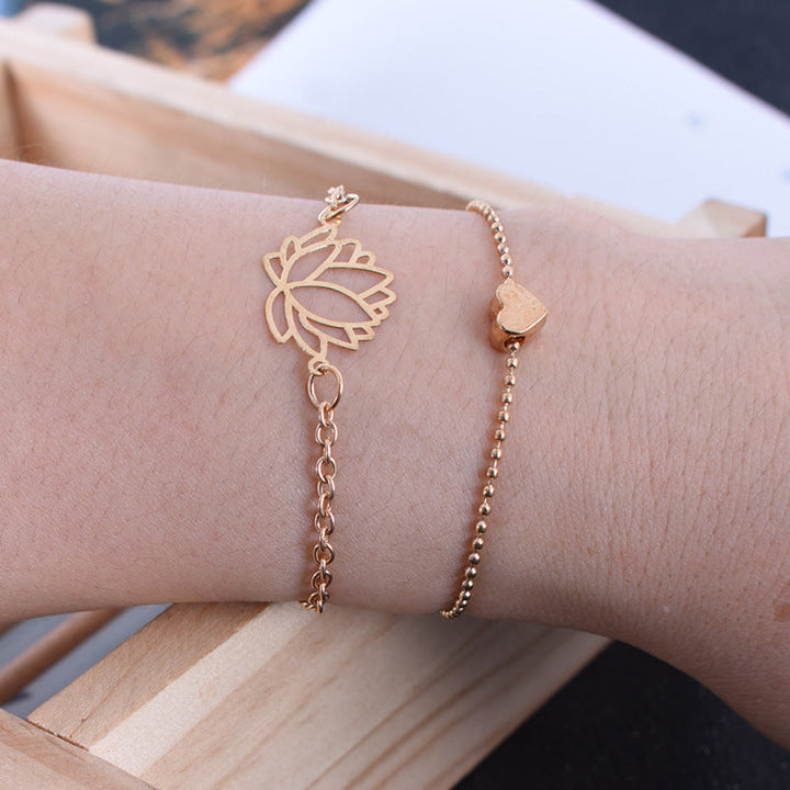 Armband Lotus – Liebe in Roségold am Handgelenk getragen elegant