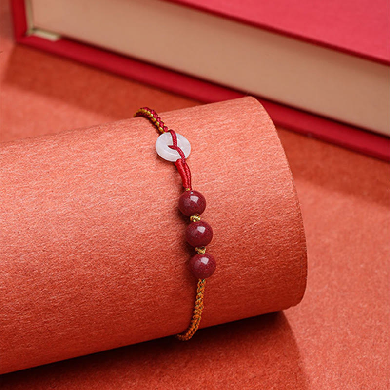 Armband Zinnober Jade mit roten Perlen und weißem Anhänger elegant.