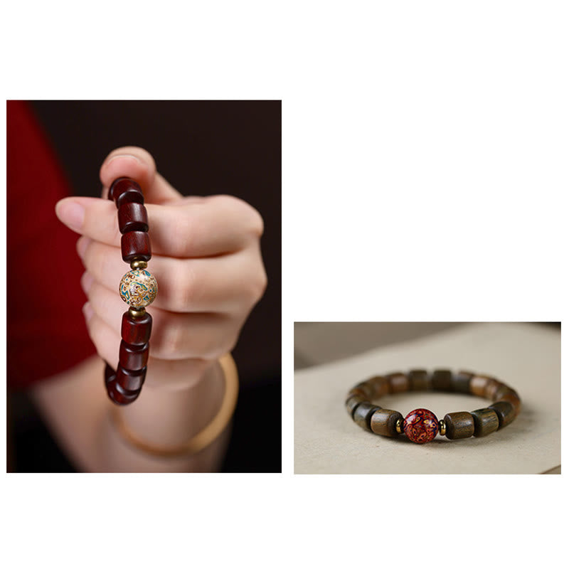 Sandelholz Armband mit goldenem Perlendekor elegant getragen