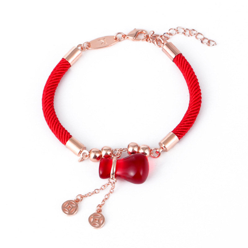Armband Roter Achat mit rosegoldenem Verschluss elegant präsentiert