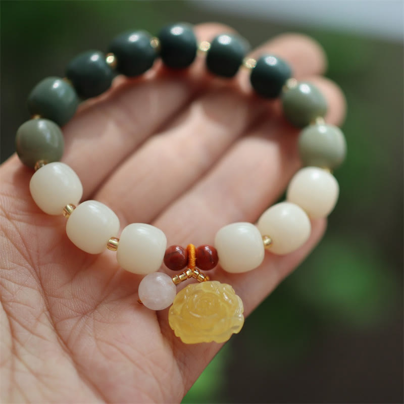 Bodhi Lotus Armband mit Jade und Bernstein am Handgelenk getragen