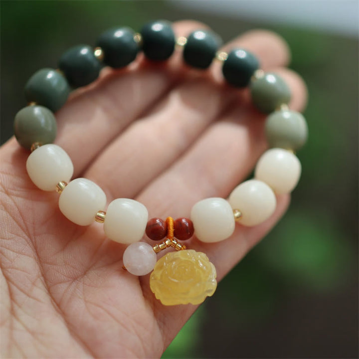 Bodhi Lotus Armband mit Jade und Bernstein am Handgelenk getragen