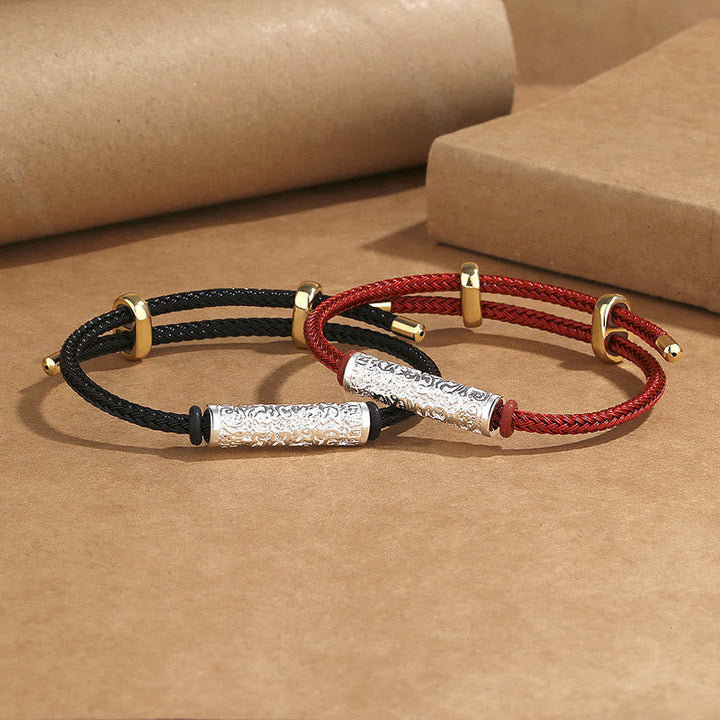 Zwei elastische Armbänder – Schutz & Stärke in Schwarz und Rot mit Metallverzierungen.