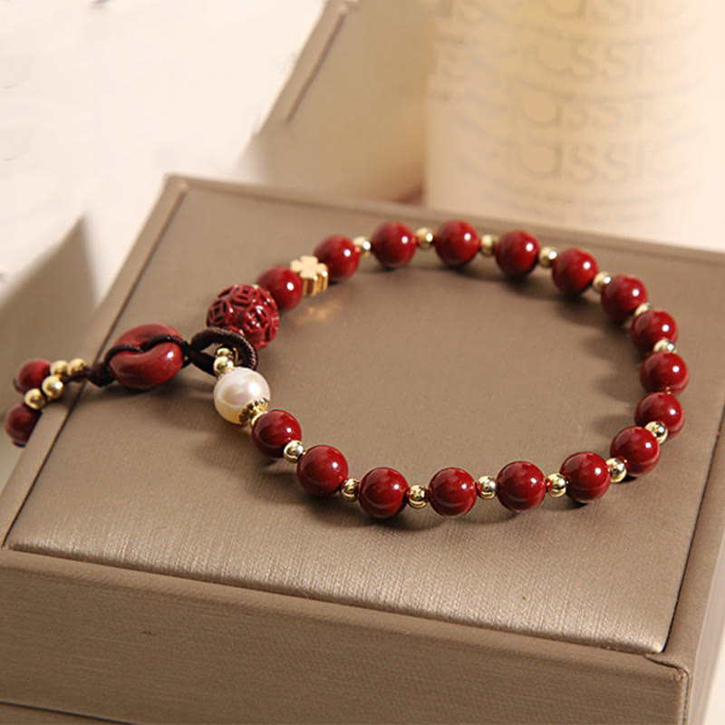 Armband Zinnober Kupfer mit roten Perlen und Metallakzenten elegant.