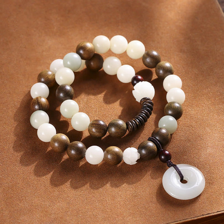 Armband Sandelholz Bodhi Lotus mit weißem Jade Anhänger Naturstein