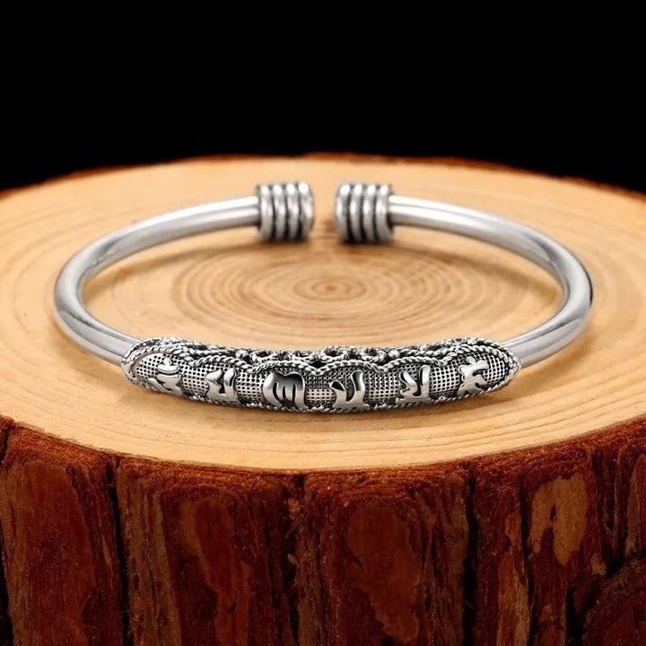 Silbernes Om Mani Padme Hum Armband auf Holzstamm Display