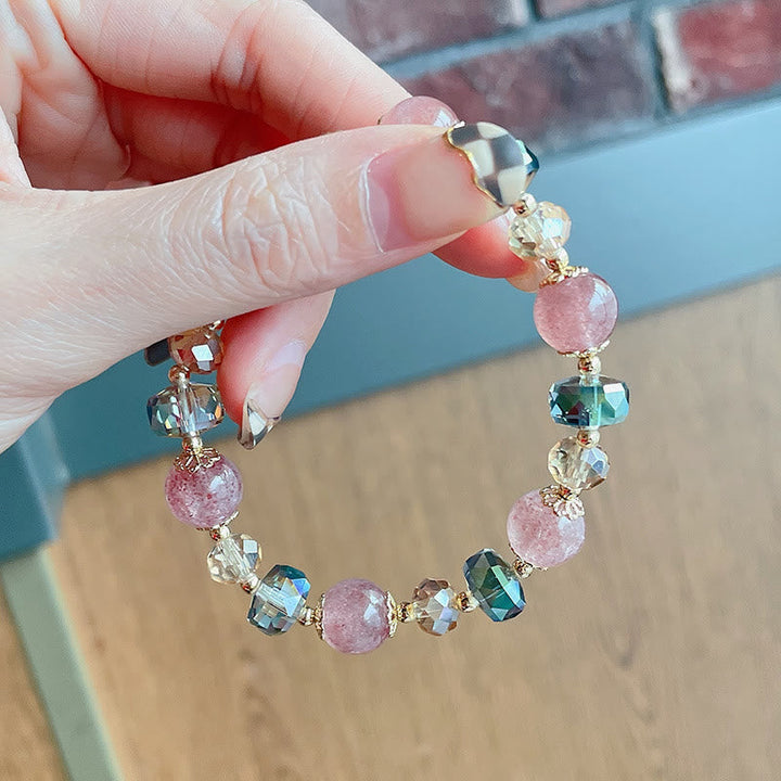 Armband Erdbeerquarz Kristall am Handgelenk getragen rosa Perlen glänzend