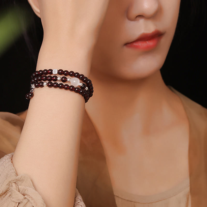 Granat Armband mit Silber Perlen am Handgelenk getragen elegant