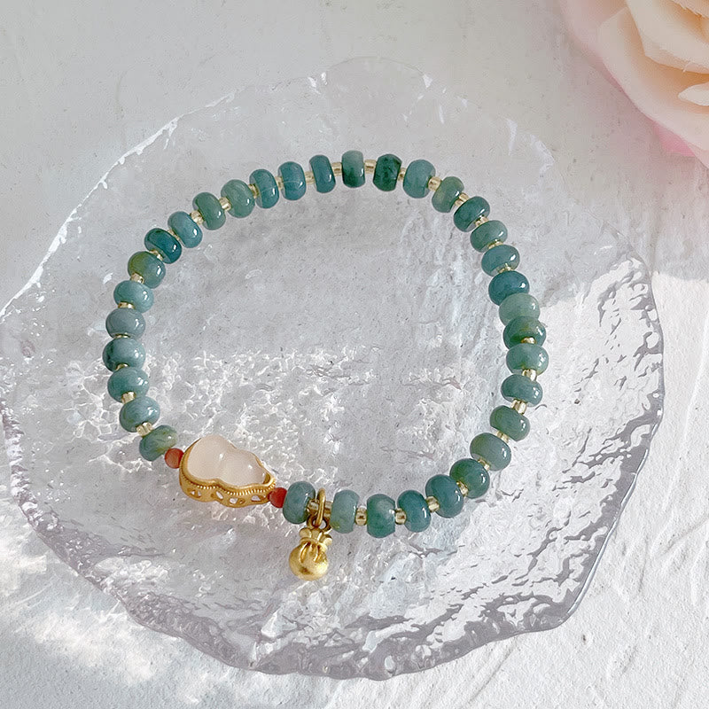 Grünes Jade Armband mit Erdbeerquarz Perle und goldenem Fu-Zeichen Anhänger