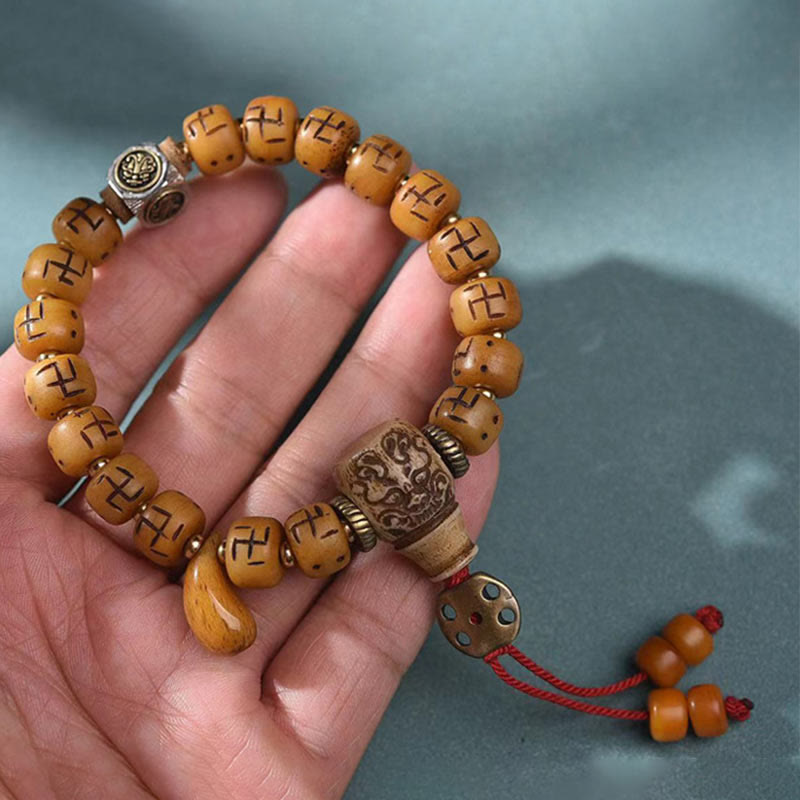 Armband Kamelknochen mit Metallverzierungen am Handgelenk getragen