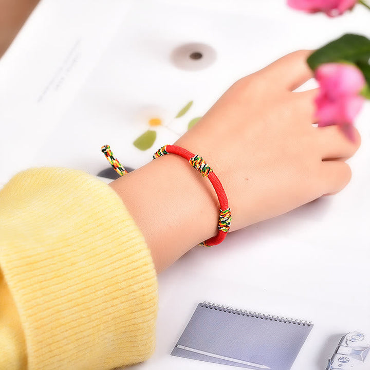 Rotes Armband – Schutz & Glück Balance mit bunten Perlen am Handgelenk