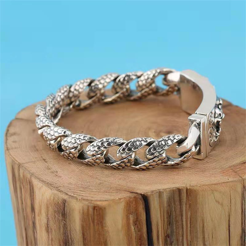 Silbernes Drachen-Armband Schutz Segen auf Holzblock Display