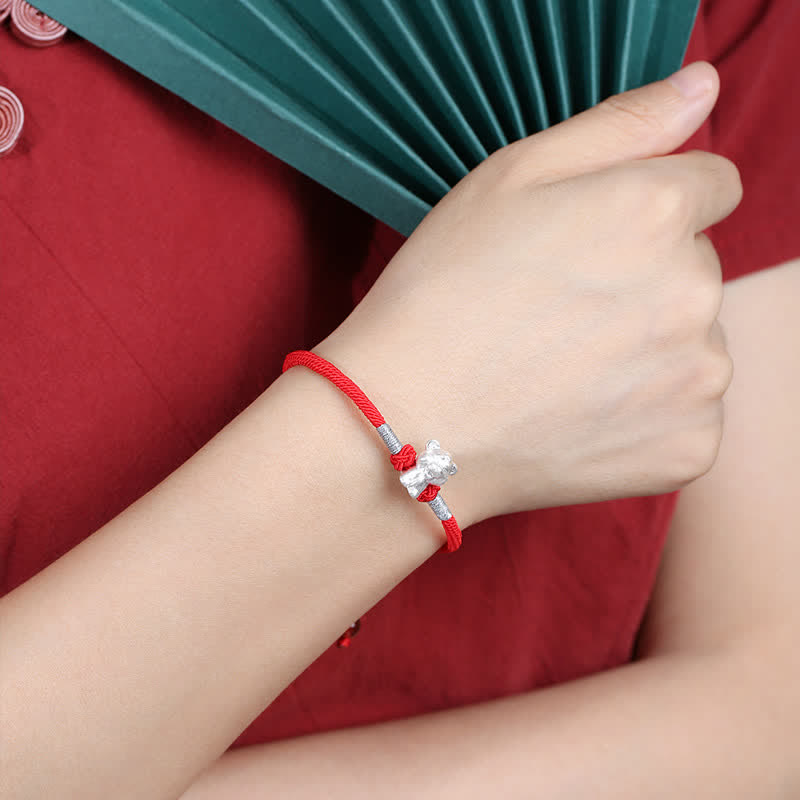 Rotes Armband 925 Silber Chinesisches Tierkreis am Handgelenk getragen eleganter Look