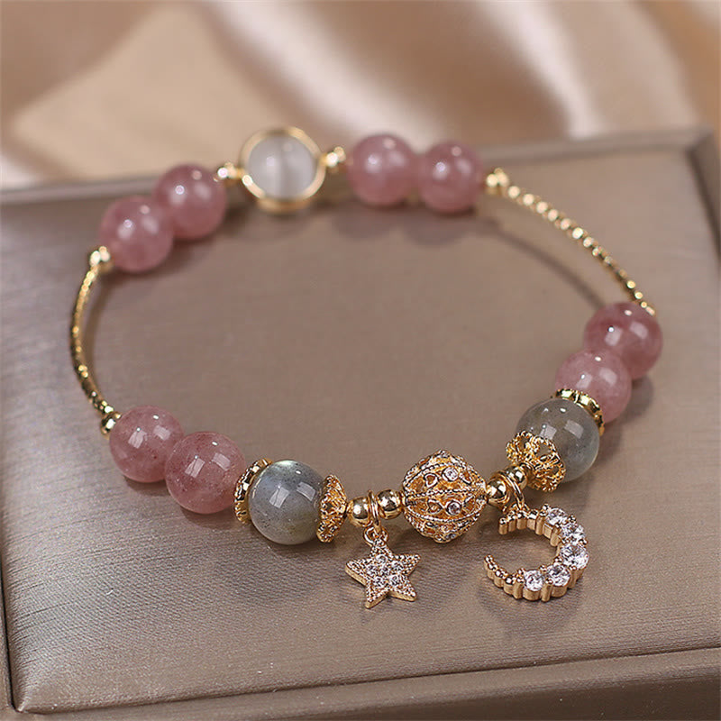 Erdbeerquarz Mondstein Armband mit goldfarbenen Perlen und Charm Flachware.
