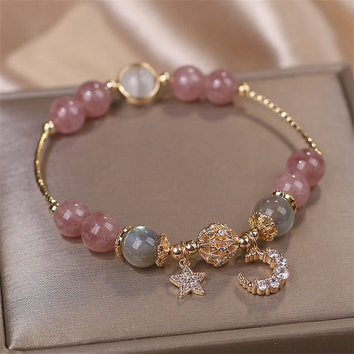 Erdbeerquarz Mondstein Armband mit goldfarbenen Perlen und Charm Flachware.