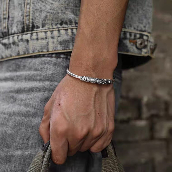 Silbernes Armband Om Mani Padme Hum – Frieden am Handgelenk getragen elegant.
