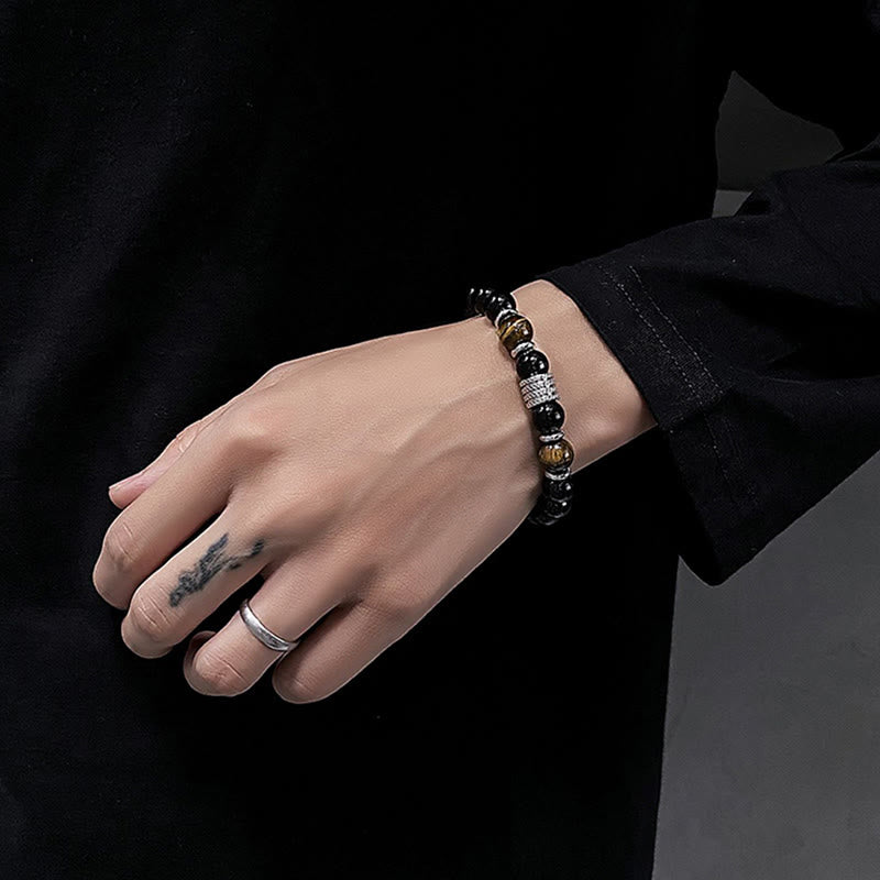 Armband Schwarzer Obsidian Tigerauge mit Metallperlen am Handgelenk getragen