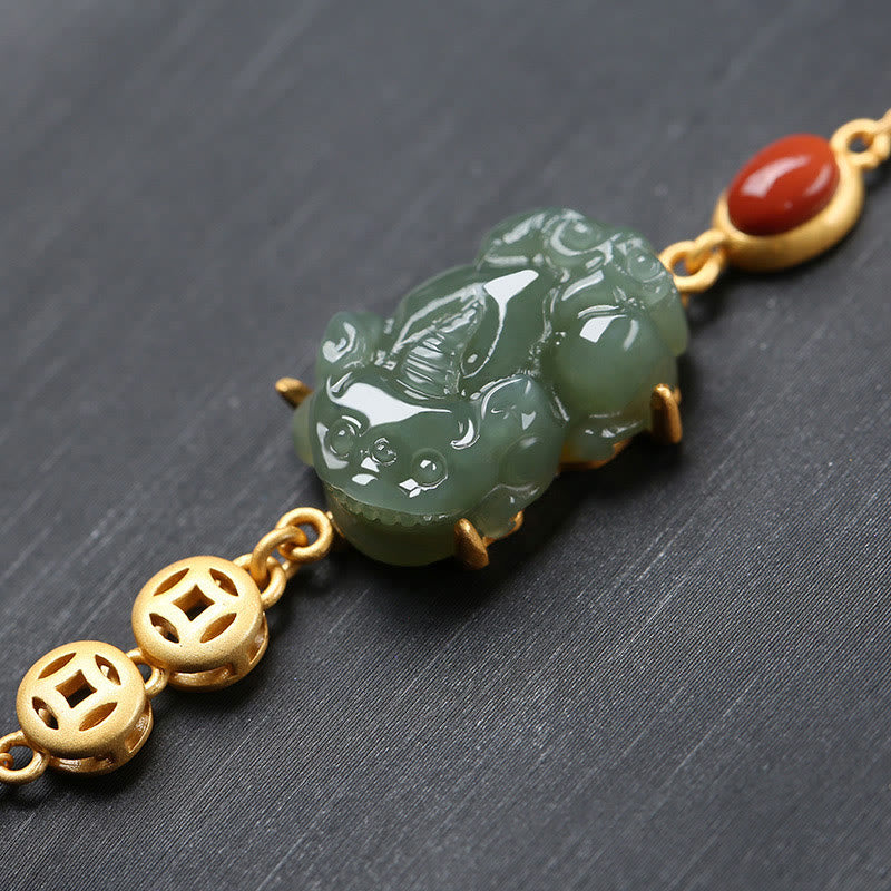 Jade Pixiu Armband mit rotem Achat und goldenen Elementen elegant.