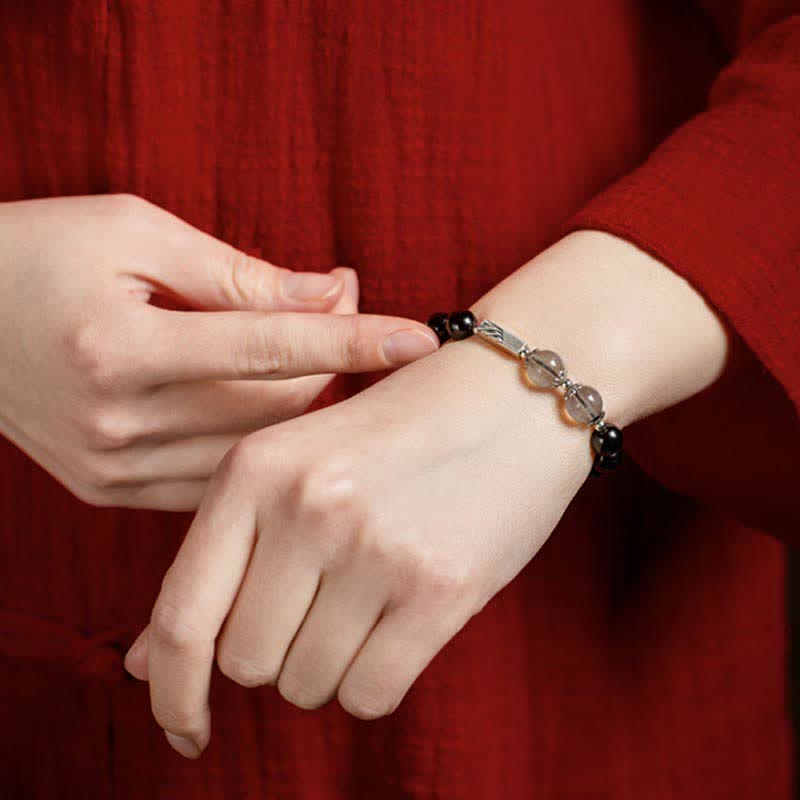 Mondstein Armband 925 Silber an weiblichem Handgelenk getragen eleganter Schmuck