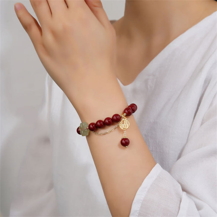 Armband Zinnober Jade Fu-Zeichen am Handgelenk mit Glückssymbol getragen