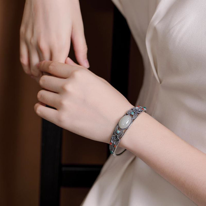Armband Weiße Jade Cyan Jade am Handgelenk getragen elegant harmonisch