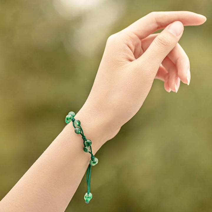 Grünes Achat Armband elastisch am Handgelenk getragen Naturstein.