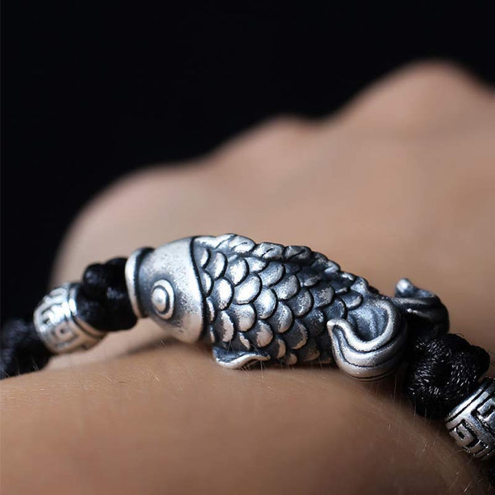 Armband Silber Koi Fisch – Glück am Handgelenk getragen schwarz elegant