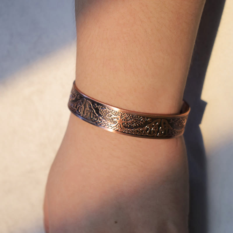 Kupfer Armband Lebensbaum – Glück & Balance am Handgelenk getragen