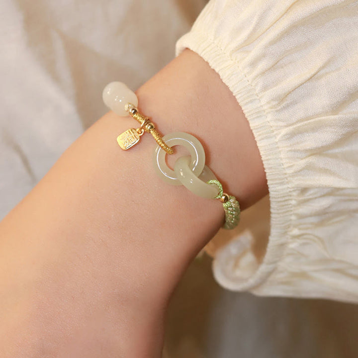 Jade Fu-Zeichen Armband goldfarben elastisch am Handgelenk getragen elegant