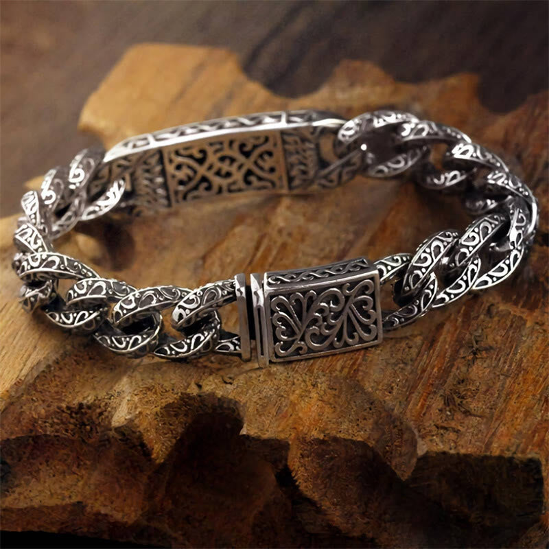 Silbernes Armband mit Ornamenten auf Holzuntergrund, Heilung & Segen Armband.
