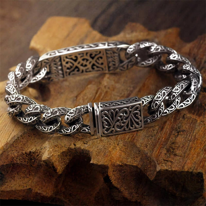 Silbernes Armband mit Ornamenten auf Holzuntergrund, Heilung & Segen Armband.