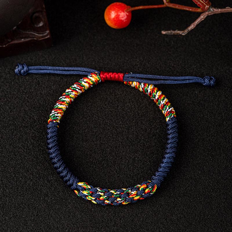 Bunte Mala Armband Flatlays dunkler Hintergrund blaue Schnur Fäden