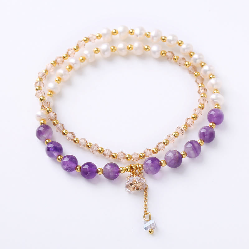 Armband mit Amethyst, Perlen und Aquamarin Anhänger elegant angeordnet.
