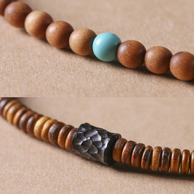 Sandelholz Armband mit türkiser Perle und Schutzstein elegant.