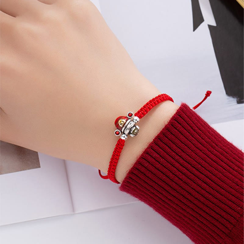 Armband Wealth Thread – Glück & Wohlstand rotes Seidenband Handgelenk getragen